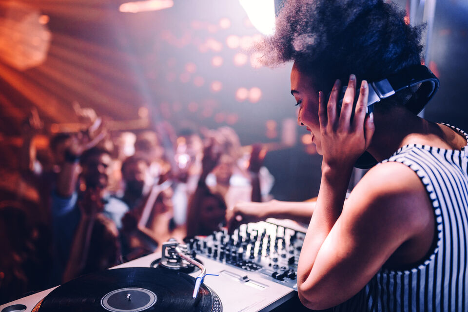 Adobe Stock - Photo d'illustration - Aimer certains styles musicaux est indépendant de l'âge et du genre. Tout est une question de caractère. Selon que l'on est sociable ou curieux, on appréciera plus les chansons contemporaines ou plus éclectiques. Notez-le dans un coin de tête pour les anniversaires ! <br>