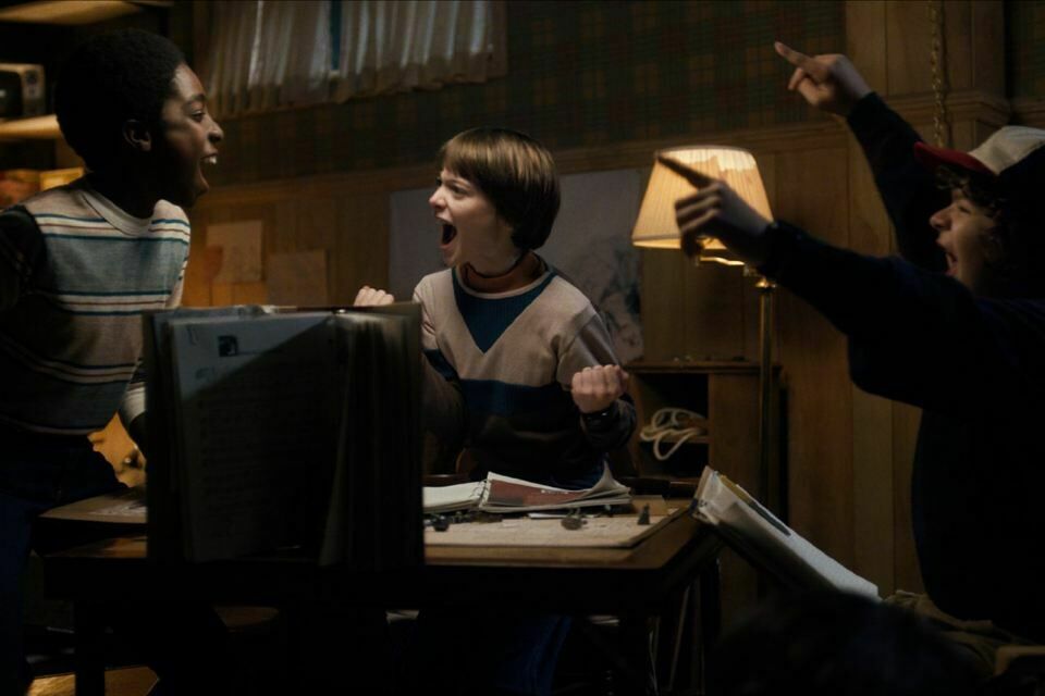 AlloCiné - Photo tirée de la série Netflix Stranger Things - Will, Dustin et Lucas sont ici en train de jouer à Donjons & Dragons.