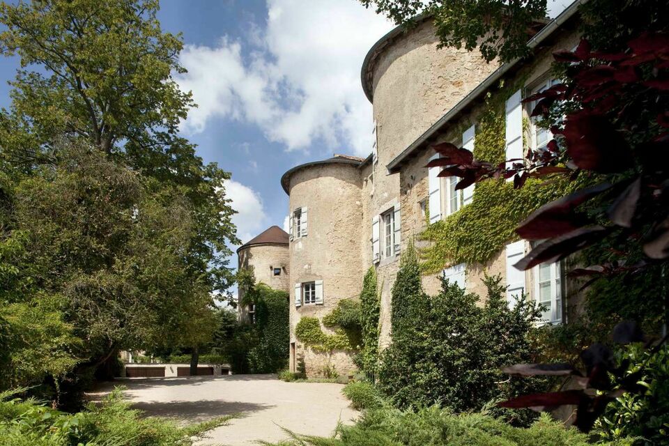 ABC Salles - Le Château d'Igé vous ouvre ses portes, dans une ambiance 100 % médiévale.