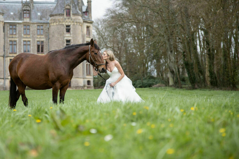 ABC Salles - DR - Une mariée et son cheval, en plein cœur du Château de l'Isle : la recette pour une photo réussie ?