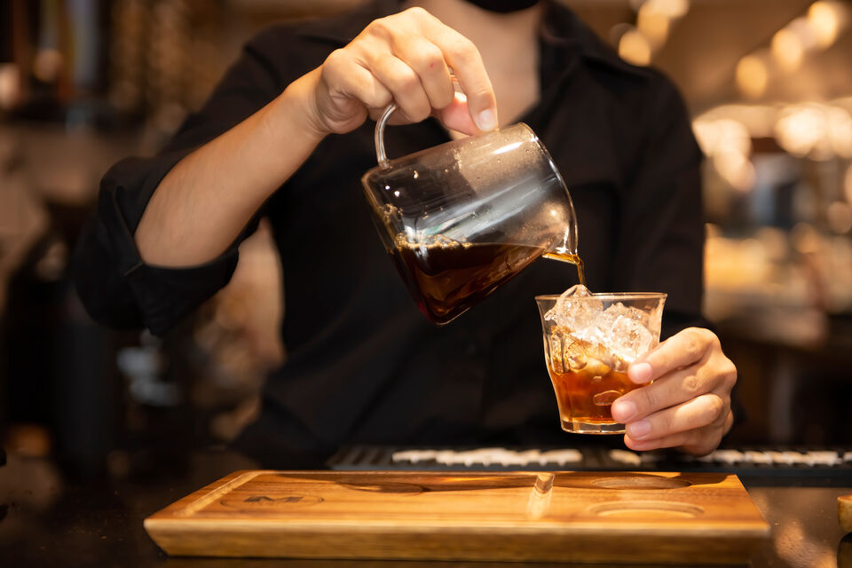 Adobe Stock - Photo d'illustration - 7 Français sur 10 boivent du café par amour du goût et de l'odeur de ce précieux or noir. S'il est coutume de le consommer sur le zinc, on peut tout aussi bien lui faire la part belle lors de fêtes en tout genre !<br>