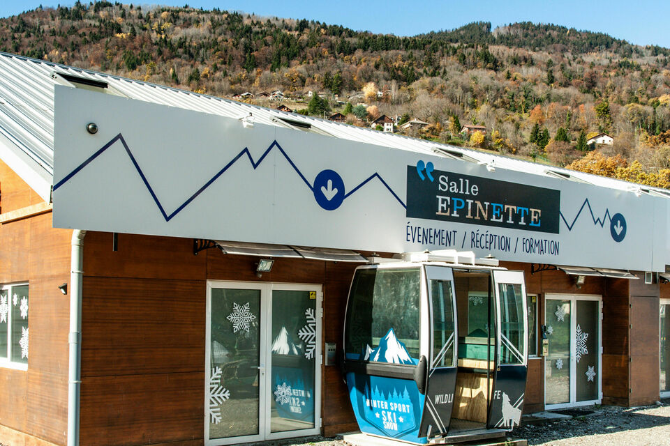 ABC Salles - La Salle d'Epinette vous ouvre ses portes afin que vous et vos invités, puissiez faire la fête en toute tranquillité, dans un espace chaleureux et accueillant, le tout, au beau milieu des montagnes enneigées.
