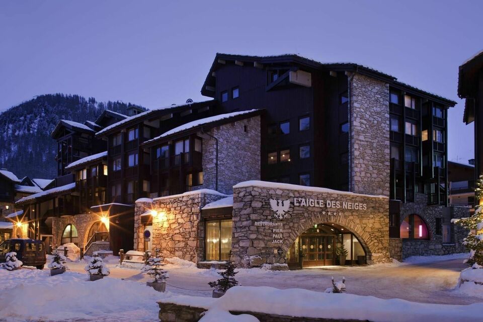 ABC Salles - Bienvenue à l'Aigle des Neige, un charmant hôtel situé en plein centre d'une station de ski, idéal pour des balades entre amis.
