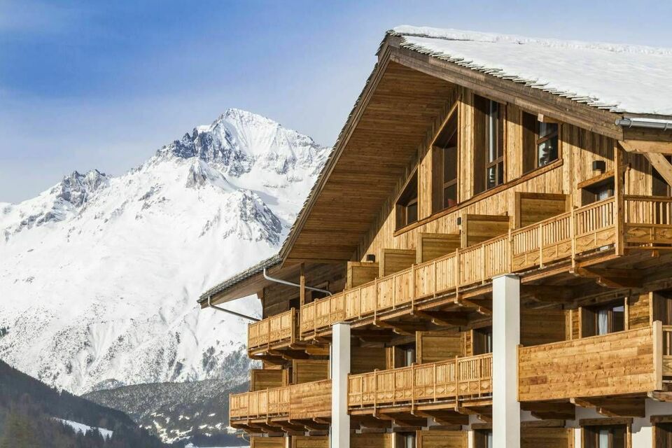 ABC Salles - L'hôtel Saint Charles, un lieu en plein coeur des montagnes, pour fêter ses bougies sous la neige.