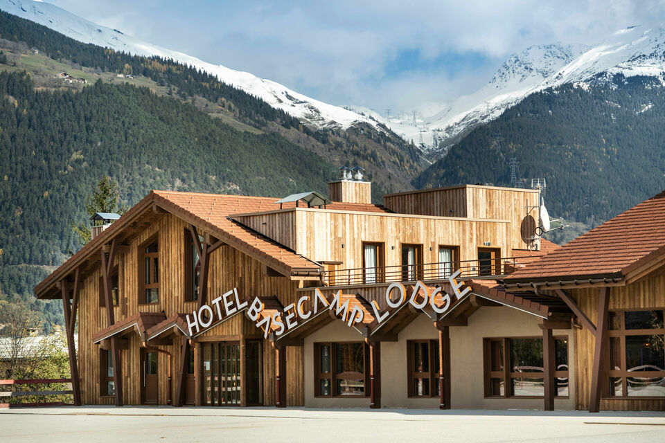 ABC Salles - L'Hôtel Base Camp Lodge est situé au cœur des alpes, avec accès direct aux pistes du domaine skiable.