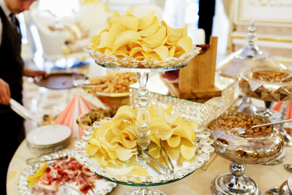 Adobe Stock - photo d'illustration - Le bar à chips, une installation tendance à adopter d'urgence, pour régaler les amateurs et amatrices de ces petites gourmandises salées, à l'occasion de cocktails ou vins d'honneur.