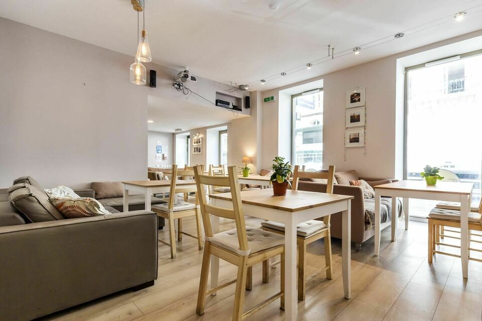 ABC Salles - L'intérieur du bar Friends, dans lequel il y a des chaises comme des canapés pour s'installer. 
