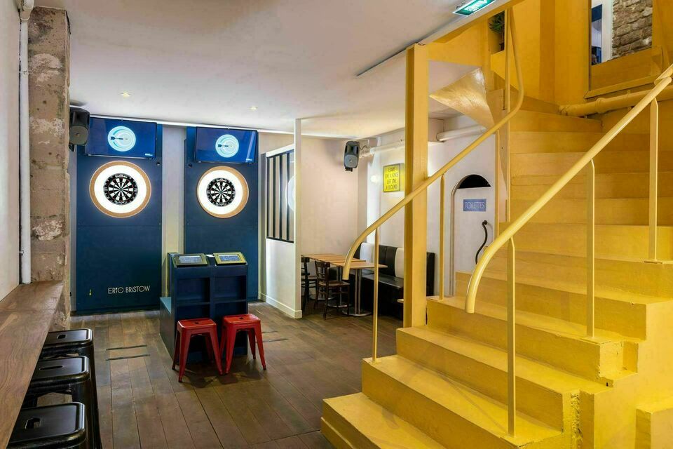 ABC Salles - Les Petites Flèches est un bar situé dans le 11e arrondissement parisien. On peut y jouer aux fléchettes et célébrer la Saint Patrick avec ses collaborateurs.<br>