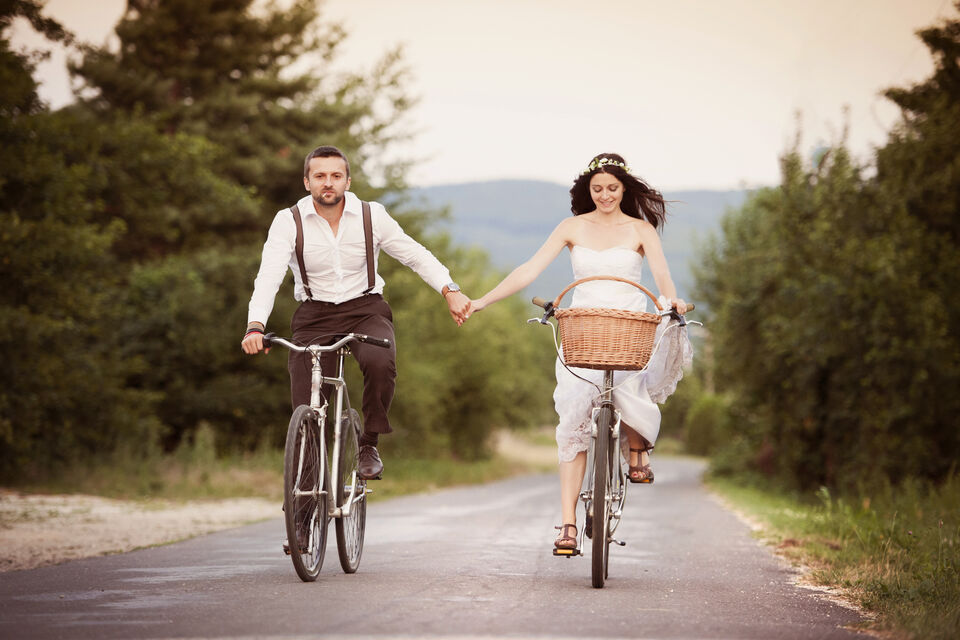 Adobe Stock - photo d'illustration - Le vélo, comme beaucoup d'autres activités sportives, s'intègre à merveille dans nos événements festifs, à l'instar des cortèges de mariage, et nous aide à être moins sédentaires.