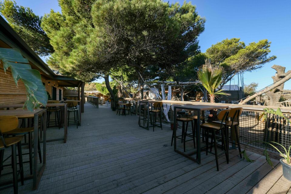 ABC Salles - Le domaine Presqu’île de la Franqui est un lieu incroyable, doté de beaux lodges, au sein desquels vous pourrez festoyer aux côté de vos invités.