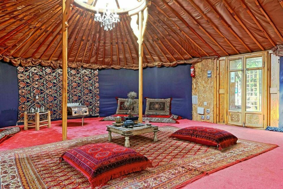 ABC Salles - La Rumi’s Yourte est une yourte contemporaine spacieuse et confortable. Une esthétique fortement inspirée du glamping.