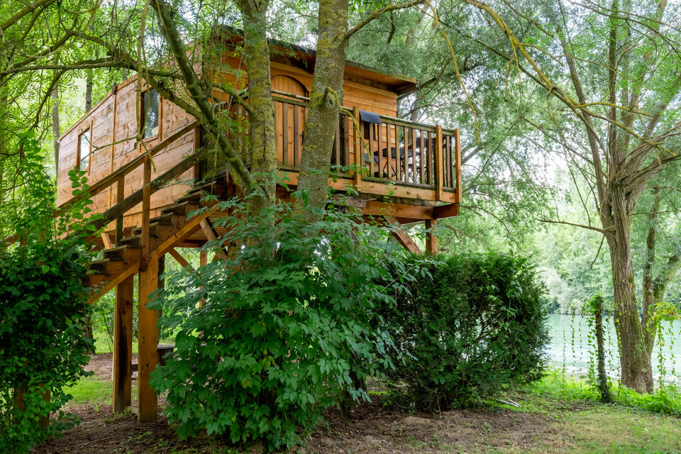ABC Salles - Caché en pleine nature, l'Espace Nature au Creux du Chêne, aire naturelle de camping en bord de marne, vous ouvre ses portes pour proposer à vos invités une pause relaxante entouré de végétation.