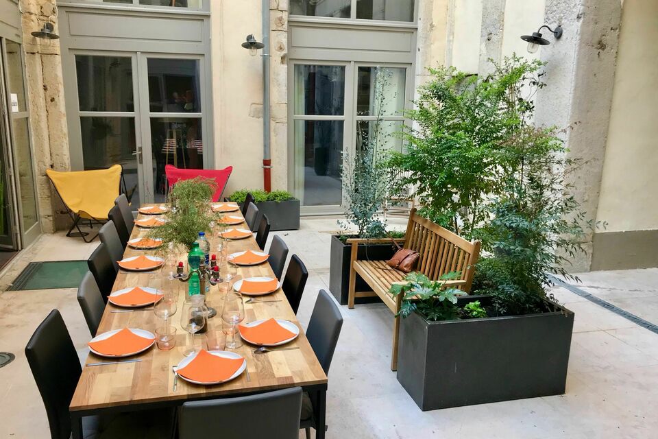 ABC Salles - Le patio de l'Imprimerie du Second, dans lequel vous pouvez disposer une grande table.