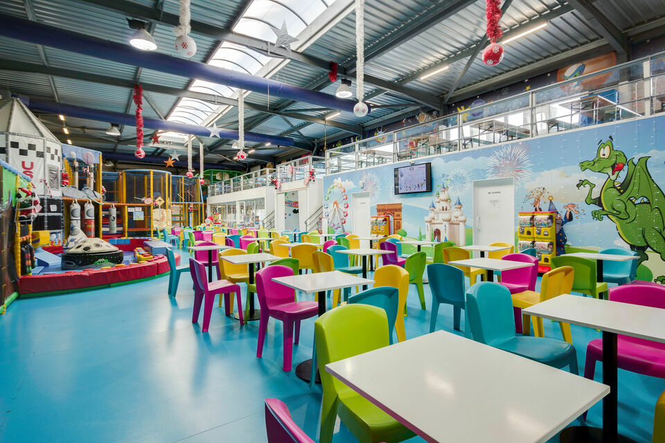 ABC Salles - Magic City, un parc d’attractions à thème, avec ses murs d'escalade colorés, saura ravir les petits et les grands.
