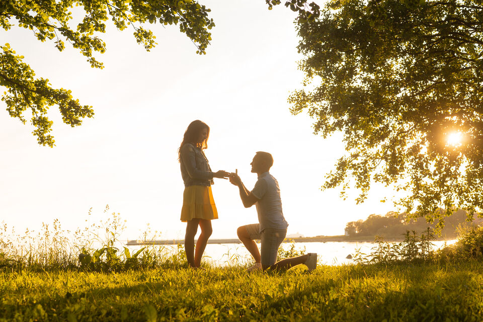 Adobe Stock - Photo d'illustration - Le 30 avril 2022 serait, selon les astres et astrologues, la journée la plus romantique de l'année. Une date à laquelle tous les voyants seraient au vert pour effectuer une demande en mariage gratifiée d'un oui !<br>