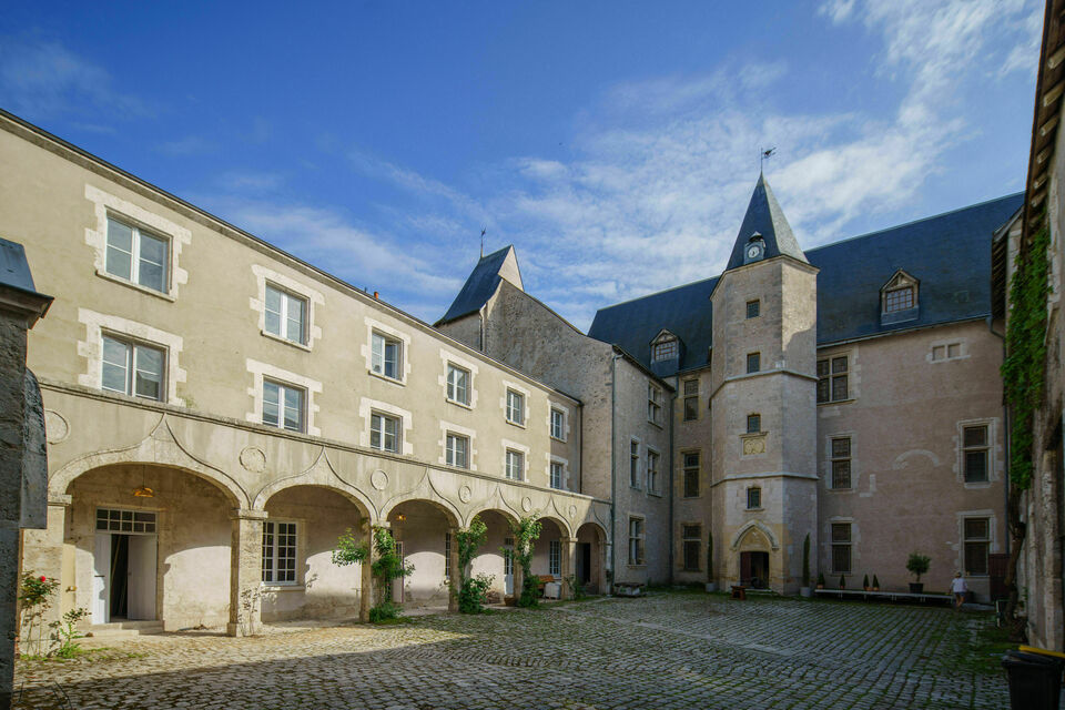 ABC Salles - DR - La cour extérieure du Château de Beaugency, qui surplombe le village, semble tout indiquée pour l'organisation d'un rassemblement festif faisant la part belle à Harry Potter et aux Animaux Fantastiques, univers magiques et fédérateurs pensés par l'autrice J.K. Rowling.<br>