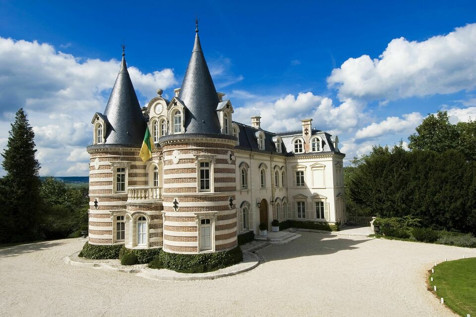 ABC Salles - Avec ses tours aux toits en ardoise, le château Comtesse Lafond ressemble à Poudlard, école de sorcellerie d'où œuvre Harry Potter. <br>