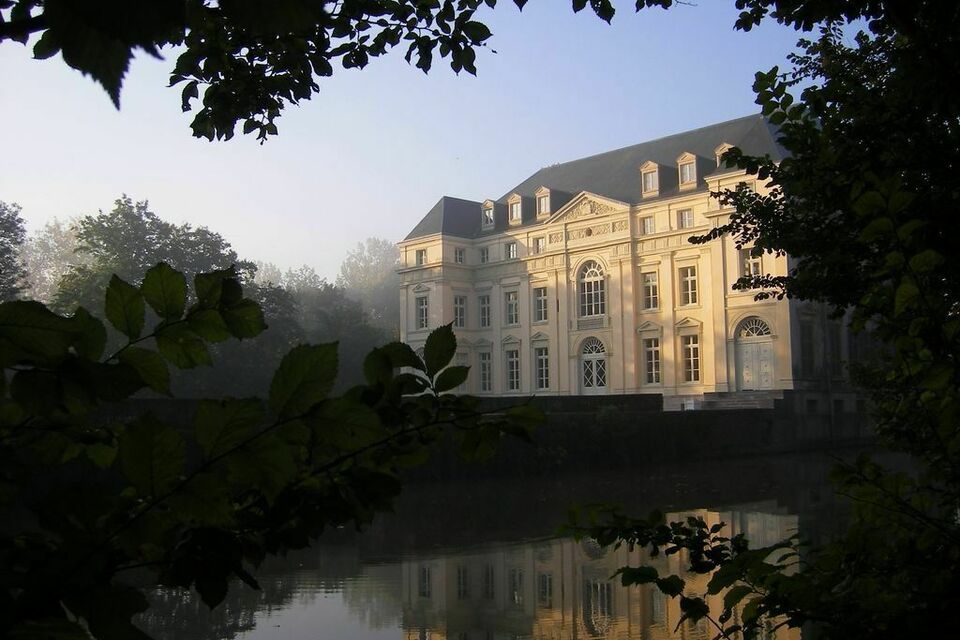 ABC Salles - Loin du Brésil, le château d'Avelin, à l'architecture carrée, est ceint d'un parc boisé comme l'académie de magie de Castelbruxo.