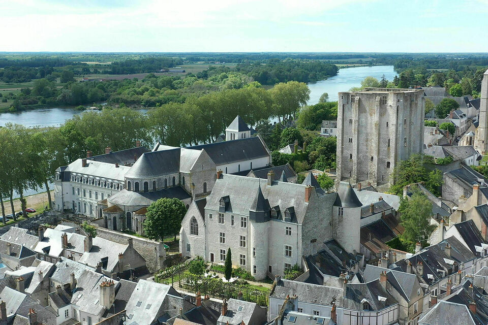 ABC Salles - Le Château de Beaugency surplomble le village comme l’académie de magie de Mahoutokoro, au Japon !<br>