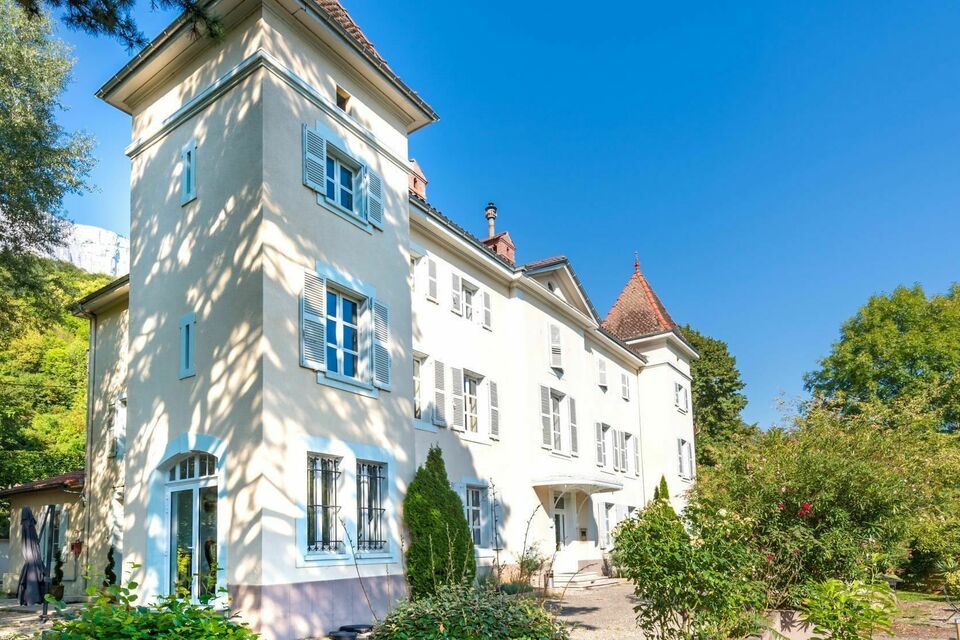 ABC Salles - A défaut d'un palais ougandais pour un événement comme au sein de l’académie de magie d'Uagadou, le château de Chaulnes, au toit rouge, peut réunir tous vos convives.<br>