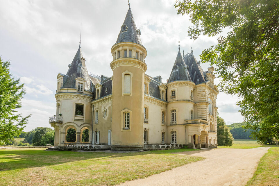 ABC Salles - Le château du repaire, vu de l'extérieur. Un établissement où organiser une fête empreinte de magie.<br>