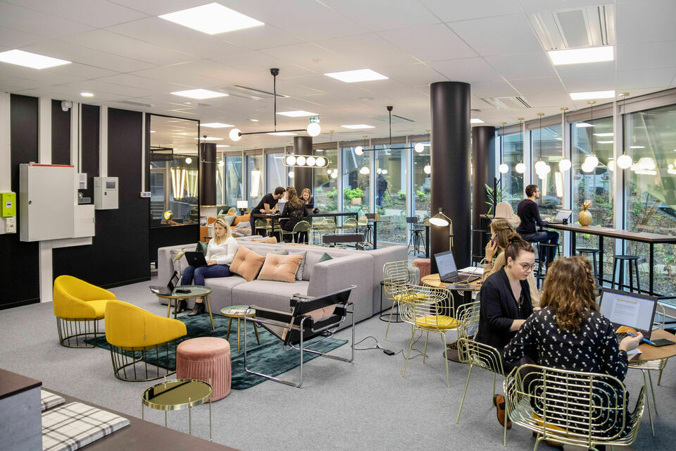 ABC Salles - Les confinements successifs ont vu naître une nouvelle catégorie de travailleurs : les digital nomades. Des professionnels qui, pour faire avancer leurs projets, ont besoin de se retrouver dans des établissements comme les espaces de coworking.<br>
