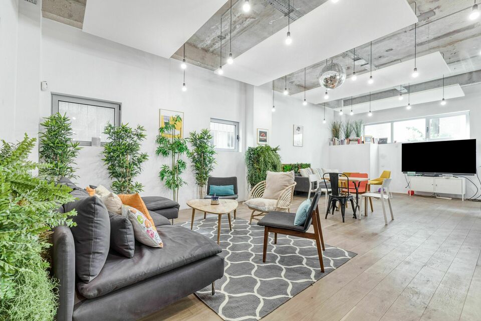 ABC Salles - Localisé proche de la Place d'Italie, à Paris, le Digital Village, espace de coworking et de réunion, est bien desservi par les bus et métros.<br>