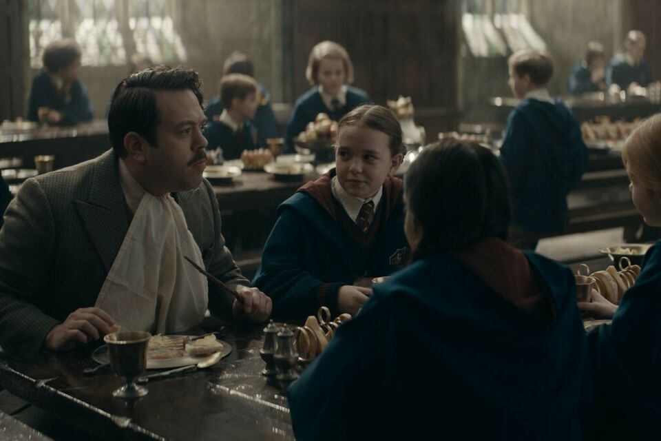 AlloCiné - Photo tirée du film les Animaux Fantastiques - Un anniversaire inspiré de la deuxième saga de J. K. Rowling ne saurait se satisfaire d'un gâteau classique... avec de simples bougies.