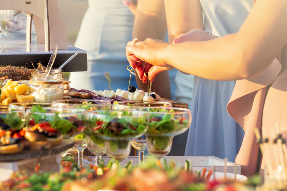 Adobe Stock - photo d'illustration - Manger moins de viande par conviction religieuse, pour l'environnement ou par amour des animaux : une manière de s'alimenter, plébiscitée par le GIEC, qui gagne du terrain tant dans le cadre des repas quotidiens qu'à l'occasion de repas festifs, en France mais aussi dans le monde.<br>