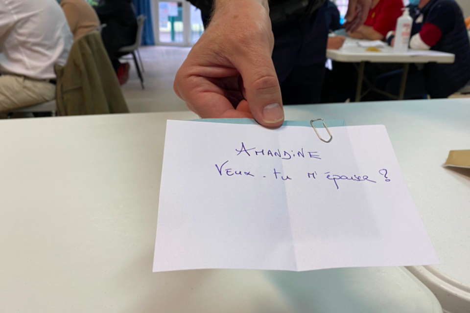 Capture d'écran Facebook - photo d'illustration - C'est par le biais d'un bulletin de vote, découvert lors du dépouillement du second tour des élections présidentielles, à Aumale, qu'une demande en mariage a été effectuée dimanche 24 avril 2022.