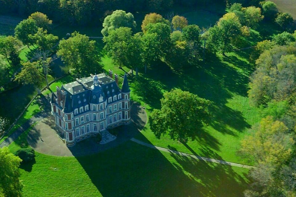 ABC Salles - Le Château Laverdines, dans le Berry, a été édifié sur un parc boisé de 12 hectares. Un lieu tout indiqué pour des séminaires, conférences, tournages et fêtes de mariage.<br>