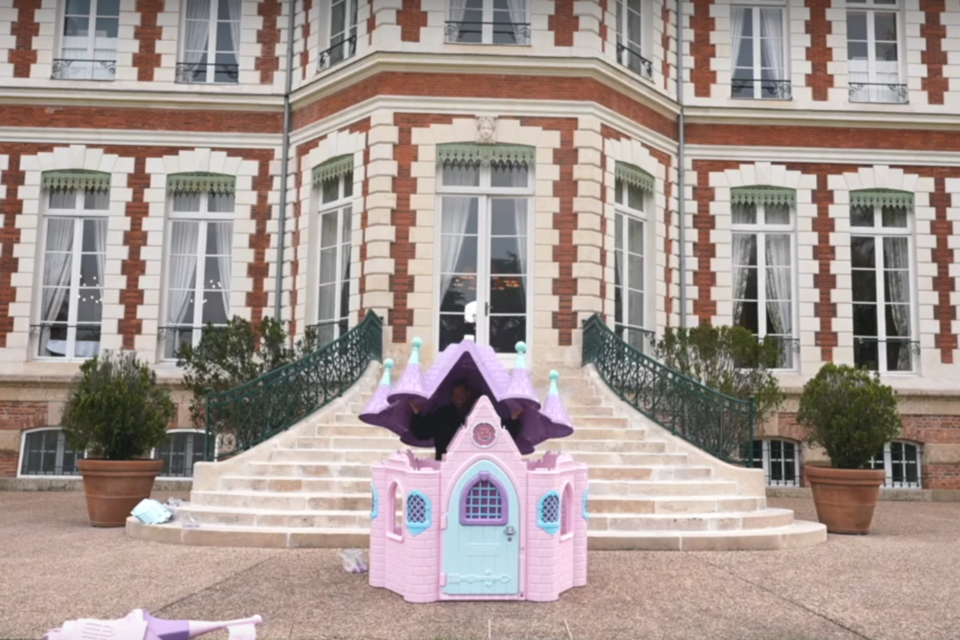 Capture d'écran Youtube - La vidéo Nuit dans un château à 2 millions d’euros VS Nuit dans un château à 200 euros, de Pierre Croce et Benjamin Verrecchia, a été tournée au Château Laverdines, qui accueille aussi des séminaires et fêtes de mariage.<br>