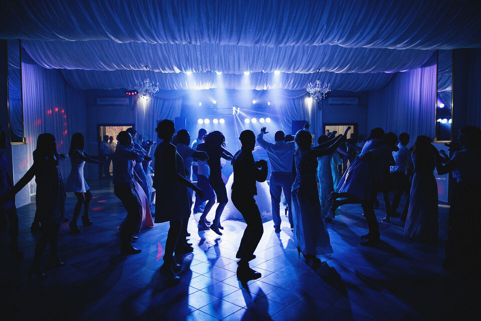 Adobe Stock - photo d'illustration - La danse occupe une place importante dans nos coeurs et dans nos fêtes. En 2022, certaines sont plus tendances que d'autres. C'est le cas de la valse, notamment, portée par l'avènement du style Regencycore porté par la série à succès La Chronique des Bridgerton.<br>