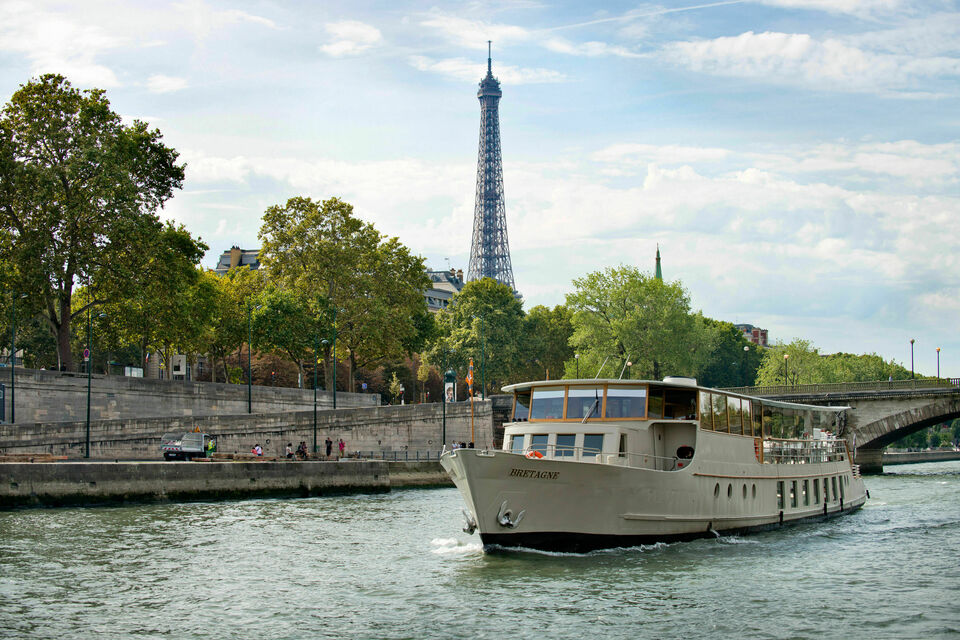 ABC Salles - La péniche Le Bretagne qui navigue sur les quais de Seine, vous accueille pour l'ensemble de vos événements. 