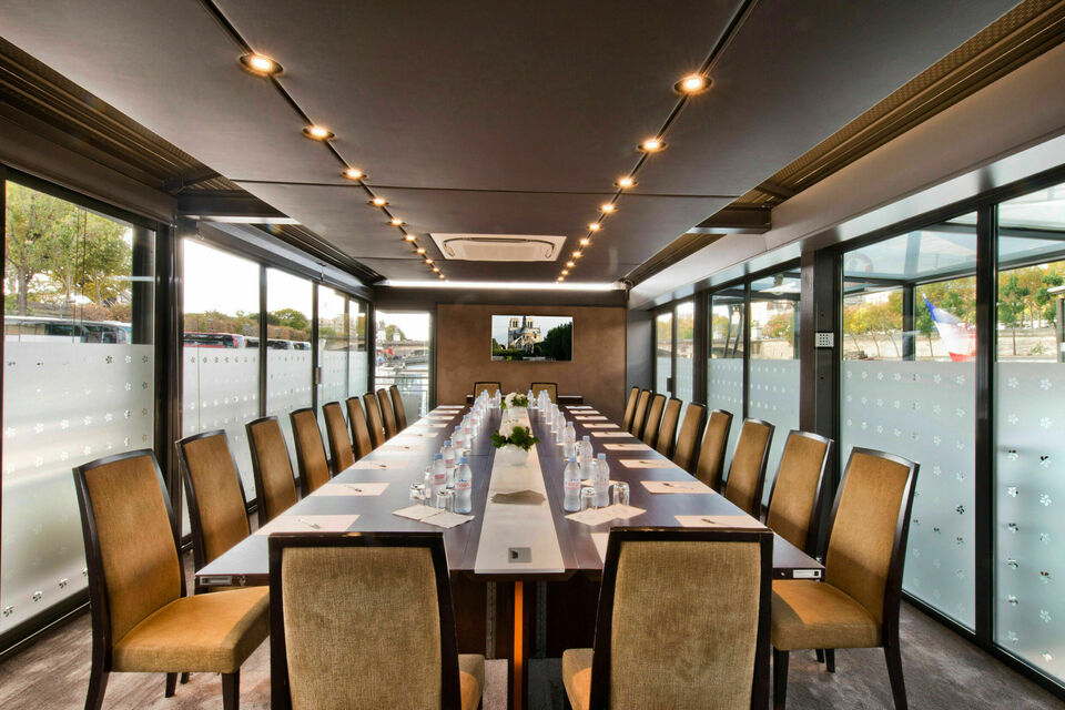 ABC Salles - Le Salon Léna, une péniche prestigieuse située sur les quais de Seine à Paris.