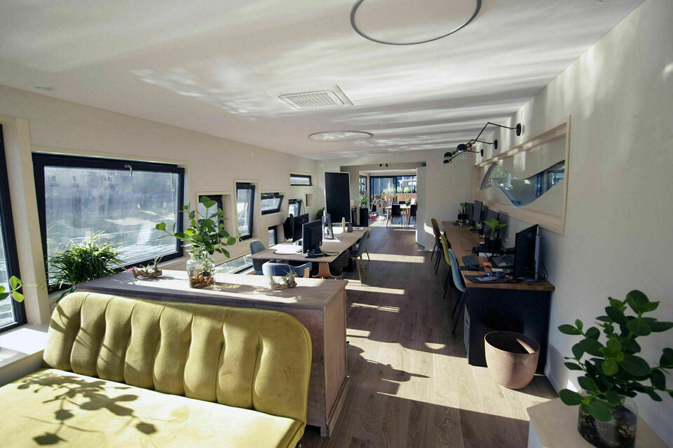 ABC Salles - L'intérieur de la péniche Eko Studio, située à Lyon. Un bâtiment calme et boisé, pour des séances de coworking avec ses collaborateurs.