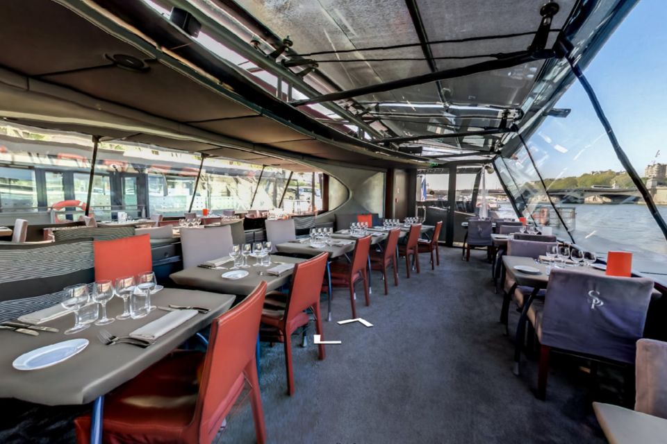 ABC Salles - L'intérieur aux baies vitrée de la péniche Le Bretagne, un endroit plein de charme où vous pouvez aisément organiser des cocktails et banquets d'affaires.
