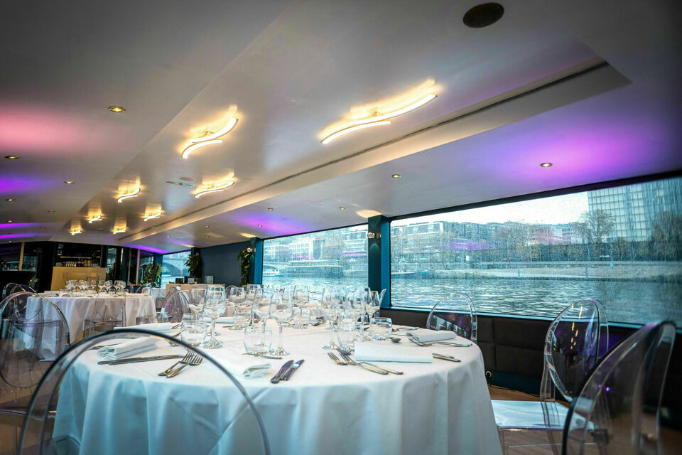 ABC Salles - DR - La péniche tour Eiffel est le lieu tout indiqué pour un repas de mariage ou d'anniversaire dans une ambiance feutrée le long de la Seine.