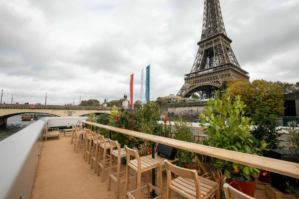 ABC Salles - La péniche Francette avec sa vue sur la tour Eiffel