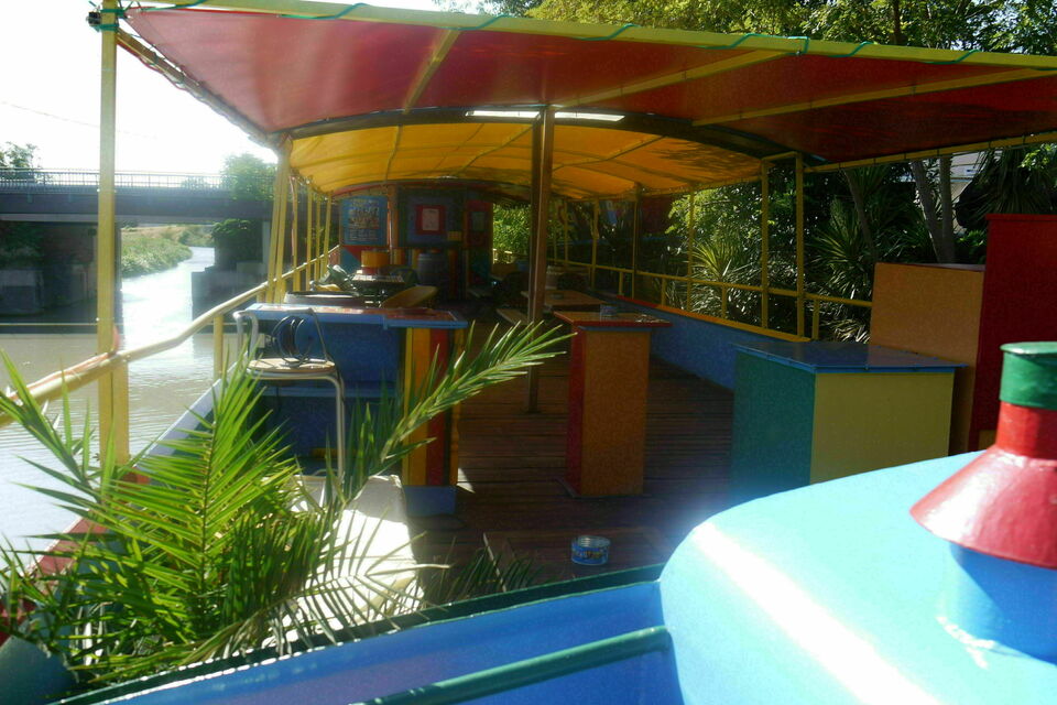ABC Salles - La terrasse verdoyante du Capharnarhum, sur le canal du midi