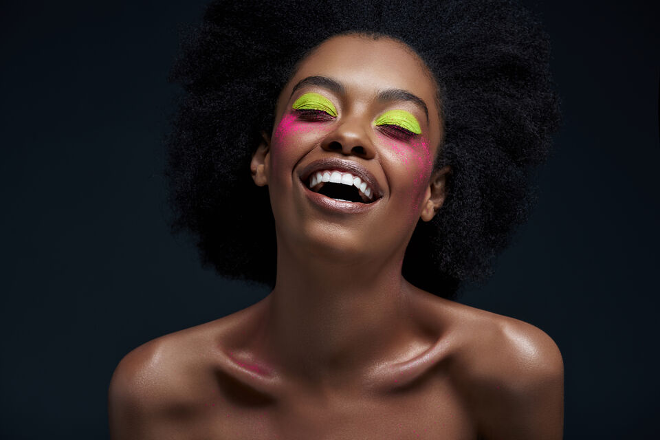 Adobe Stock - photo d'illustration - Les couleurs néon, à nouveau très tendance en 2022, s'invitent dans nos maquillages festifs.