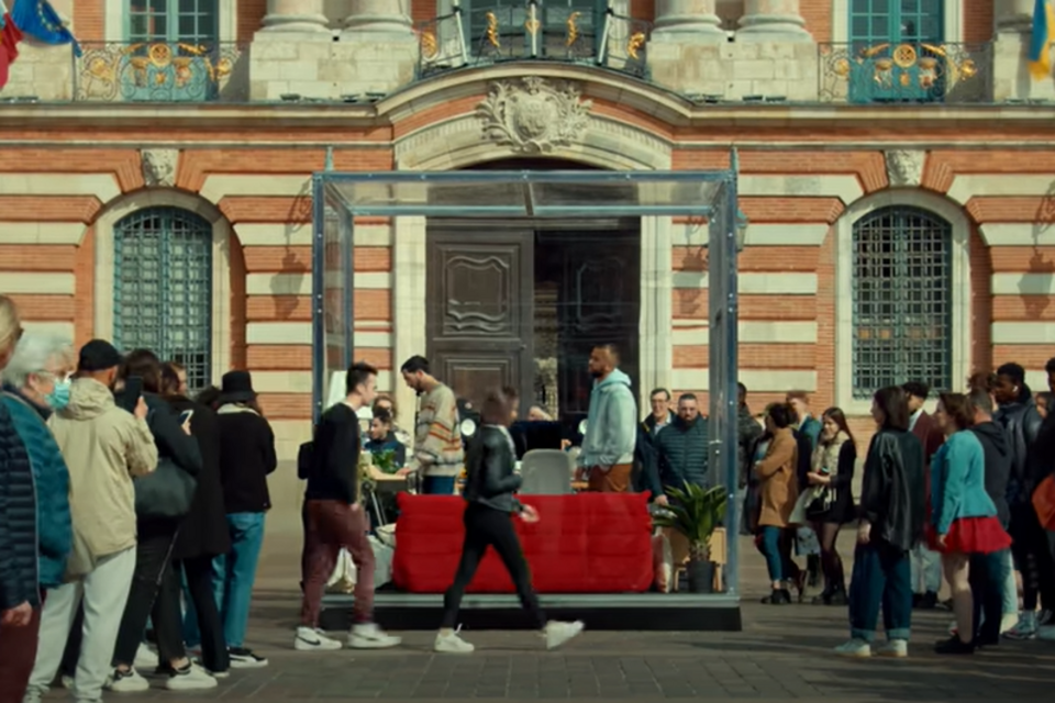 Youtube - Capture d'écran du clip de Bigflo & Oli, sacré bordel, tourné en partie à Toulouse, place du Capitole. Le duo de frères s'est invité au mariage d'un couple, près de Reims, le 7 mai 2022, pour lui faire une surprise et tourner un nouveau clip.<br>