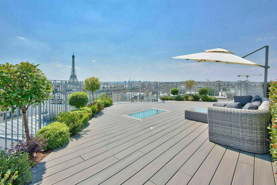 ABC Salles - Vue sur la ville de Paris et la tour Eiffel depuis le Rooftop Copernic, du quartier Kléber, dans le 16ème arrondissement de Paris.