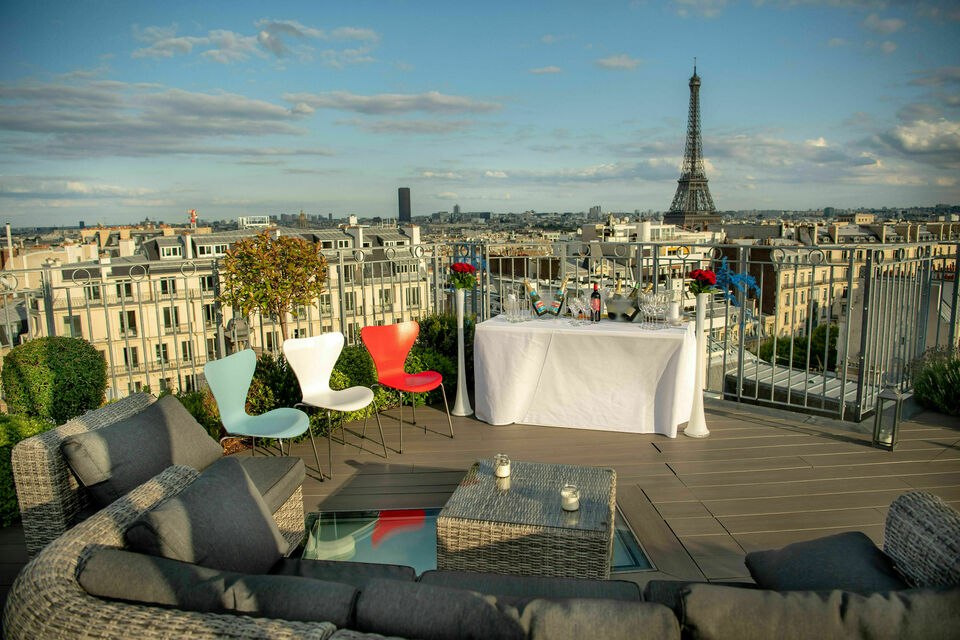 ABC Salles - Le Rooftop Copernic - Au mobilier chic, simple et moderne, ce toit terrasse offre un espace depuis lequel il est possible de profiter d'une vue imprenable sur Paris, la tour Eiffel et leurs alentours, avec vos proches et collaborateurs.