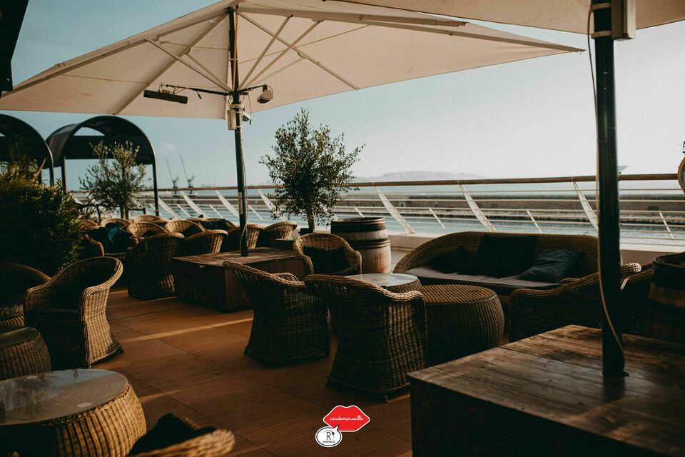 ABC Salles - Le Reverso - Avec une vue imprenable sur la Méditerranée, ce rooftop est le lieu idéal pour admirer un coucher de soleil lors d'un temps fort dans le sud de la France, à Marseille.