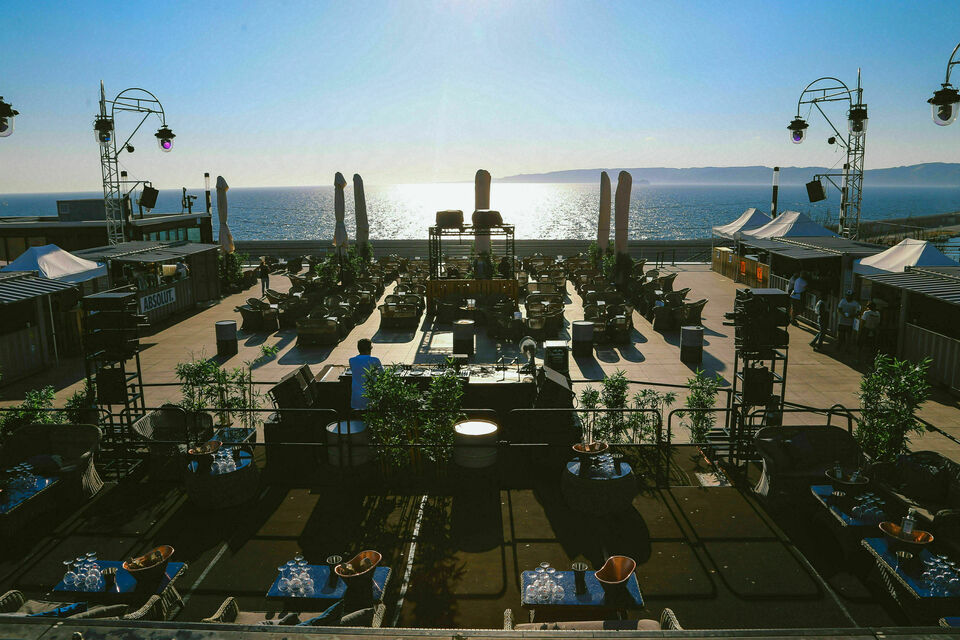 ABC Salles - Le Rooftop des Terrasses- Avec une vue imprenable sur la mer, vibrer et danser jusqu'au bout de la nuit est possible sur ce toit terrasse marseillais, grâce aux DJ qui sont au rendez-vous tout au long de l'année.