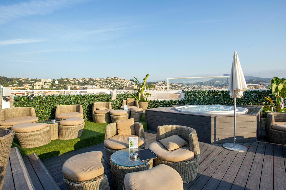 ABC Salles - Splendid Hôtel et Spa - Le rooftop de cet hôtel de standing, au mobilier et à la décoration relaxants et appelant à la détente, vous accueille pour vos événements les plus festifs au coeur de la ville de Nice.