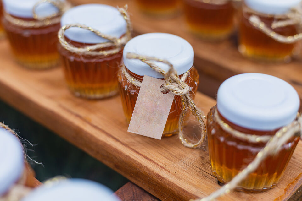 Adobe Stock - Photo d'illustration - Le miel produit par les abeilles est doux. Si doux que nous lui devons l'expression lune de miel. Un moment de la vie censé être synonyme de pur bonheur pour les amoureux venant de se marier. S'ils sont remplis de symboles, les produits de la ruche forment aussi un socle de cadeaux responsables et intéressants à offrir à toute occasion.<br>
