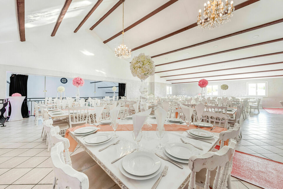 ABC Salles - Le Cristal, grande salle de réception localisée dans le Val d'Oise, peut accueillir jusqu'à 600 personnes. De quoi permettre l'organisation de cousinades et de mariages de grande envergure.<br>