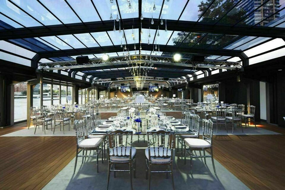 ABC Salles - Les Salons Nework possèdent une salle de réception pouvant accueillir 800 personnes.